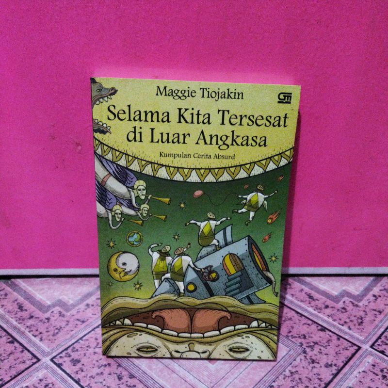 BUKU SELAMA KITA TERSESAT DI LUAR ANGKASA