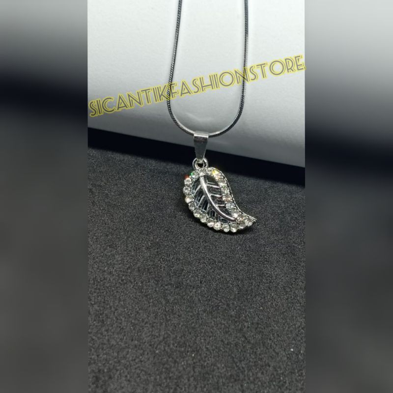 (PROMO)Kalung Titanium Wanita plus liontin motif Daun terlaris anti karat selamanya