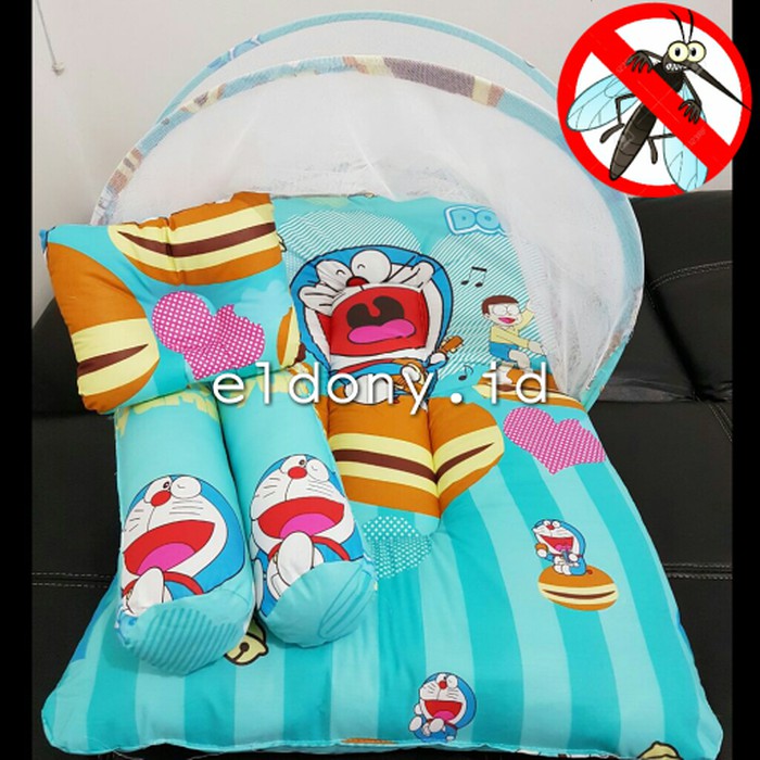 I set kasur bayi, bantal guling, dan kelambu Doraemon