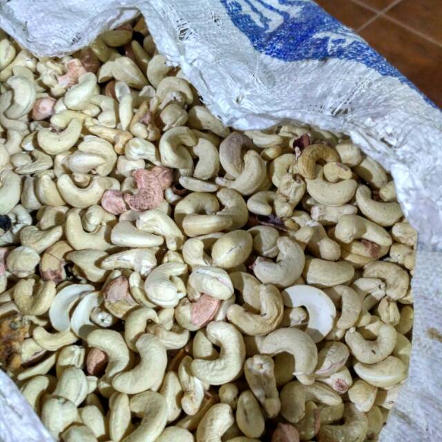 

Kacang Mede/Mete/Mente/Cashew Wonogiri Utuh Biasa Mentah 500gr