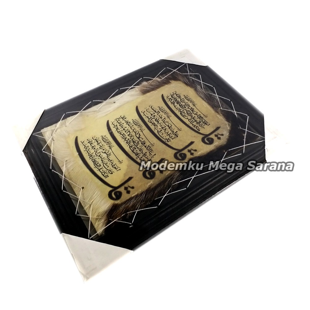 Kaligrafi Surat Pendek Kulit Kambing M 44x34 cm - Bingkai Hitam PRB02