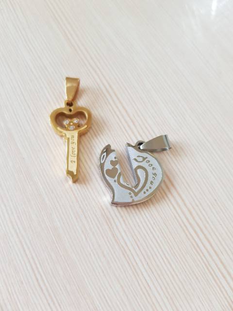 Liontin key love bahan titanium CP17