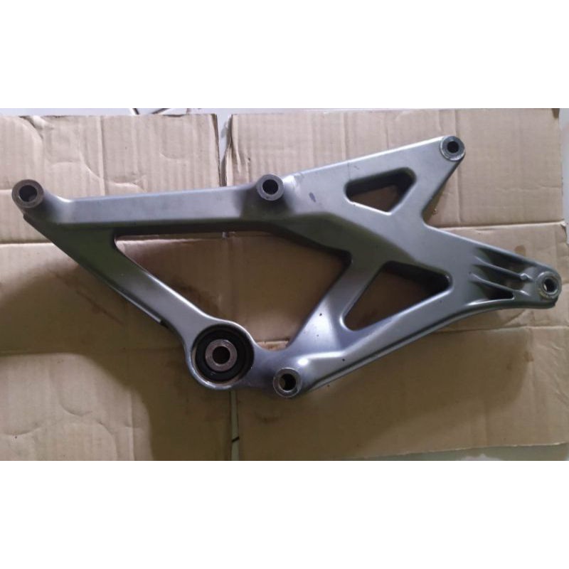 swing / arem sasis dudukan knalpot yamaha xeon karbu seken ori