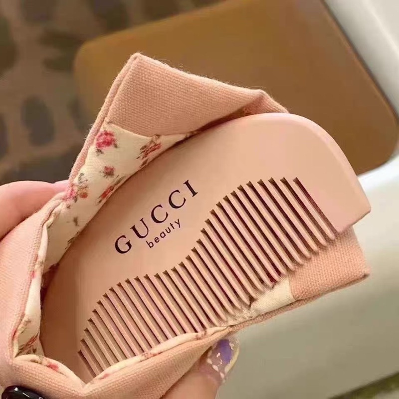 GUCCI HAIR COMB WARNA SALEM / SISIR GUCCI DENGAN POUCH MEWAH / SISIR KAYU MINI COMB / BEAUTY GIFT ORI GIFT / PREMIUM GUCCI POUCH + COMB / TRAVEL COMB / SISIR TRAVEL GUCCI DENGAN POUCH DAN SISIR / BIRTHDAY GIFT