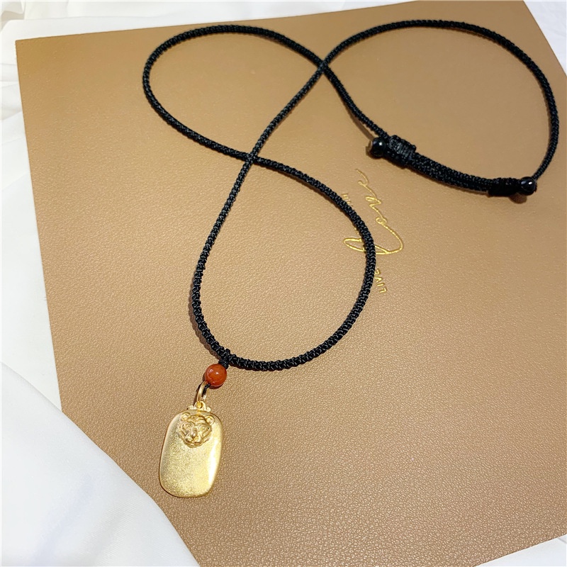 Kalung Tali Hitam Adjustable Dengan Liontin Harimau Emas Kecil Untuk Wanita N-22069