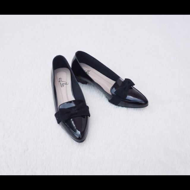 The things corner black heels