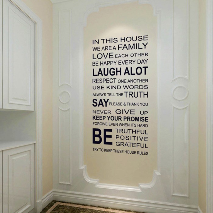 RELIZA WALLSTICKER QUOTES IN THIS HOUSE WE ARE FAMILY HITAM STIKER DINDING