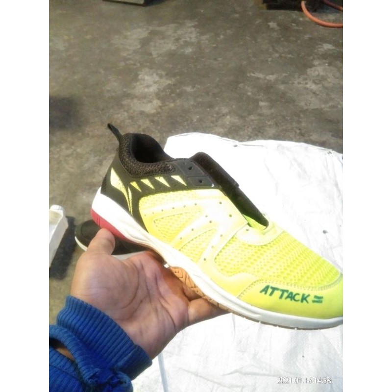 sepatu batminton