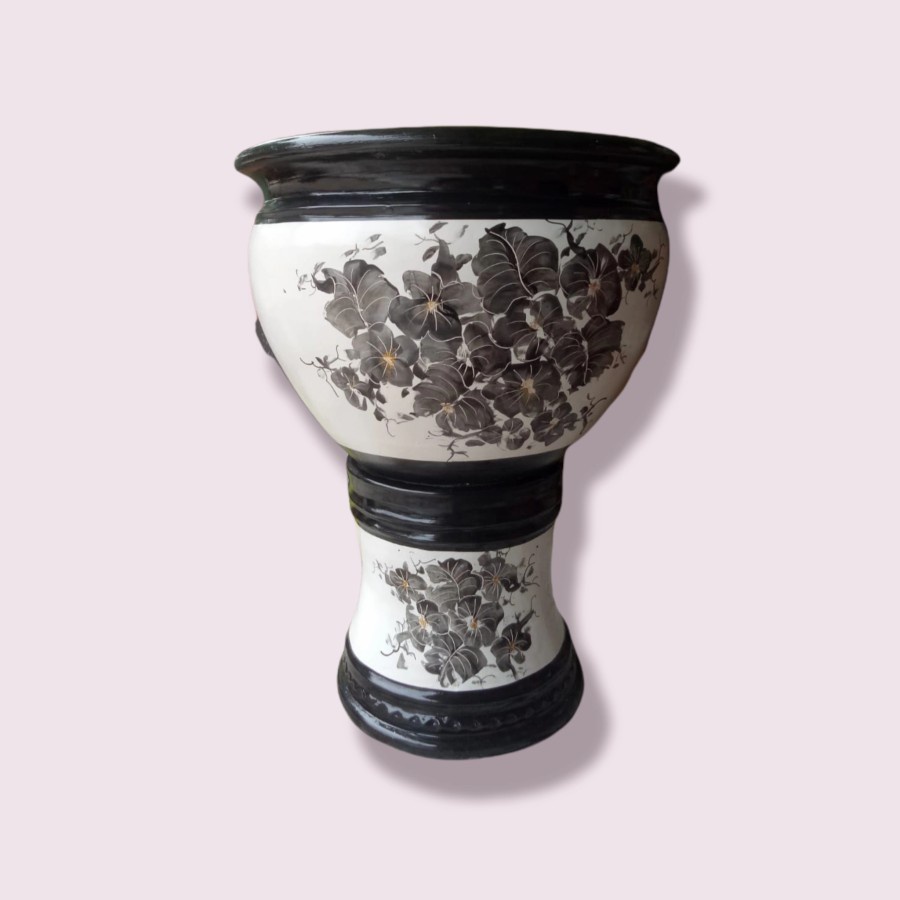 Pot bunga keramik bermotifkan bunga berukuran 30cm