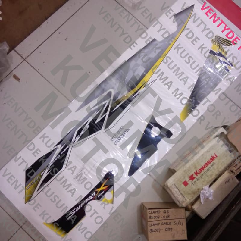 (100% Berkualita ) stripe body supra x 125 kiri 871X0-KVL-N40ZEL Keren