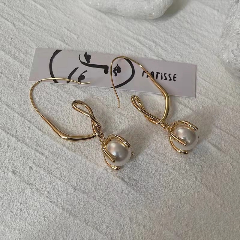 Anting Mutiara Model Twisted Lines Untuk Wanita