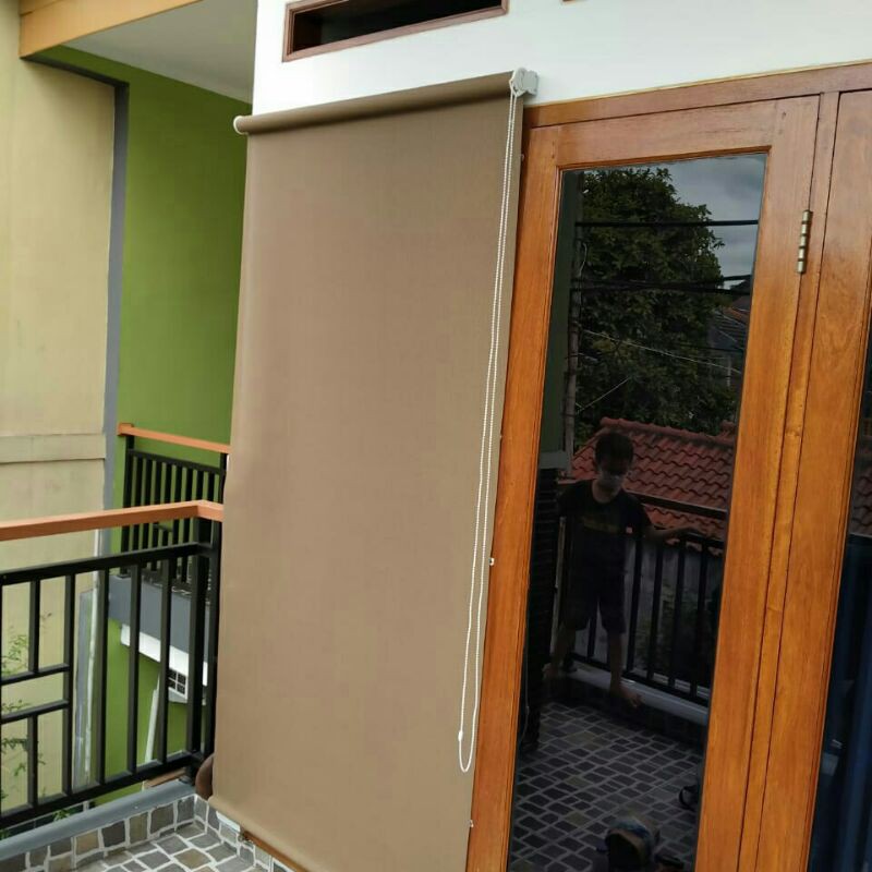 tirai outdoor penahan hujan dan matahari