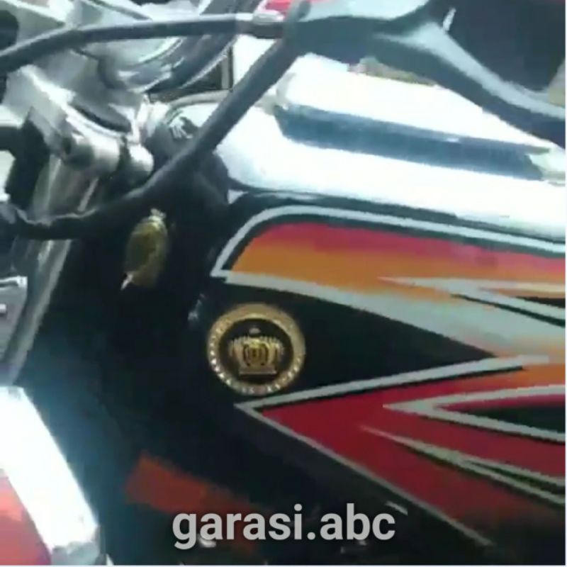 Stiker Emblem Badge Body Mahkota Berlian Timbul 3D Sticker Logo Krom Chrome Crown Diamond 3 D Dimensi Silver Gold Fender Stir Tangki Mobil Sepeda Motor Toyota Honda Suzuki Wuling Yamaha Vespa KIA Holden BMW Mercedes benz