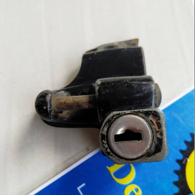 Gantungan helm subtitusi honda chaly