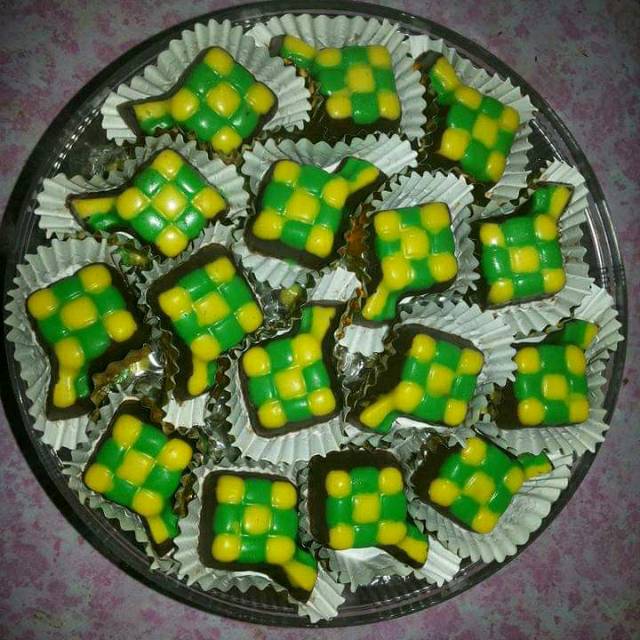 

cokelat karakter ketupat