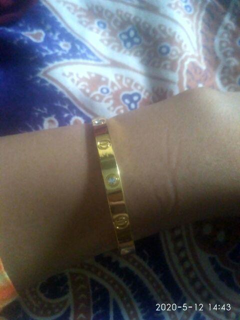 Wallpaper Dinding Bunga Merah Abu Kotak