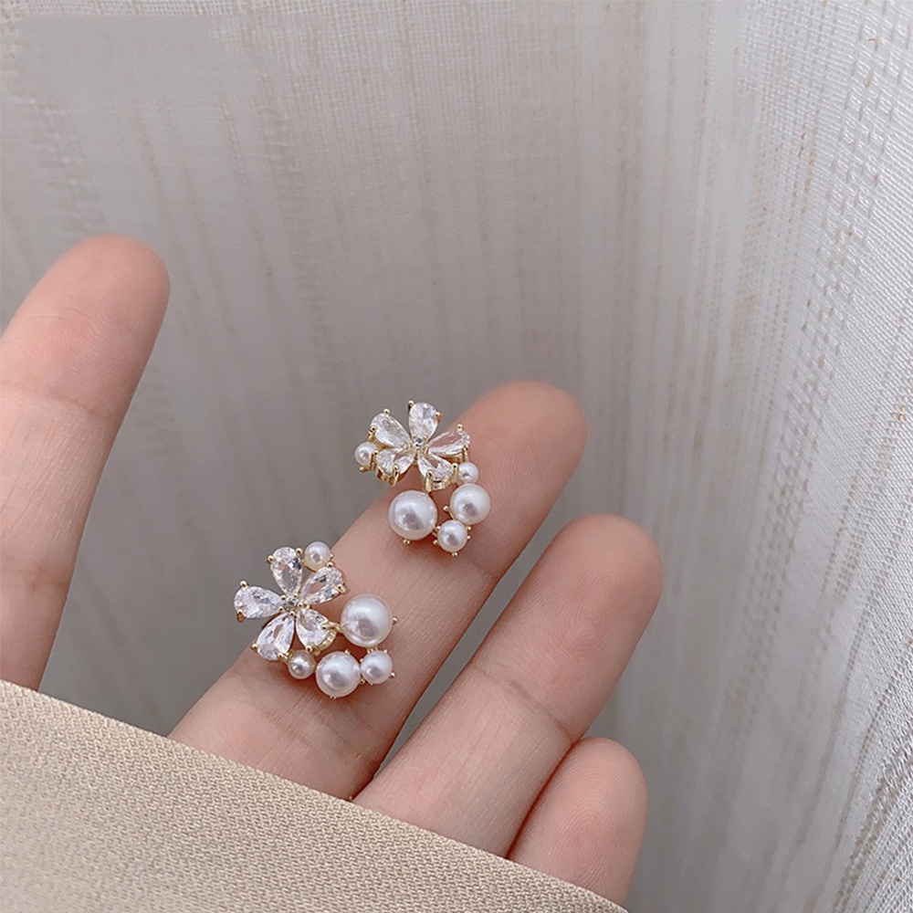 Anting Stud Zircon Bentuk Bunga Aksen Mutiara Multicolor Untuk Wanita