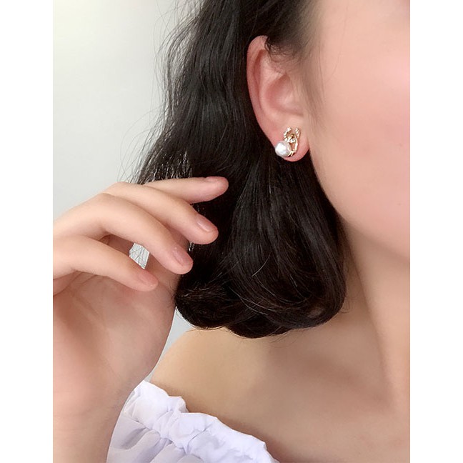 LRC Anting Tusuk Fashion Golden C-shaped Diamond Earrings D66094