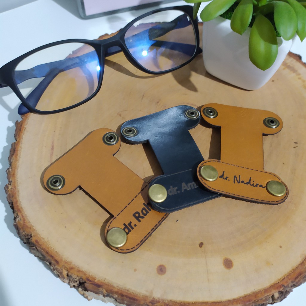

Name Tag Stetoskop (Original) Sudah Termasuk Grafir Nama Stetotag Kulit Sultan Leathers