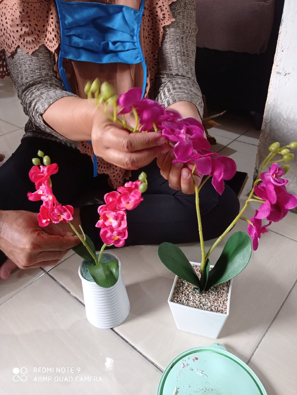 Set Bunga Plastik Anggrek1 Warna Warni Dengan Pot Melamin Putih Hexagonal Besar