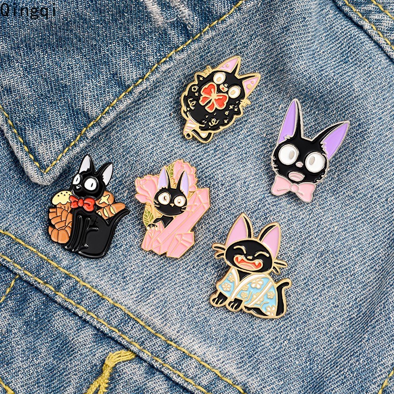 Bros Pin Enamel Desain Kartun Hewan Kucing JiJi Warna Hitam Untuk Tas Topi Pakaian