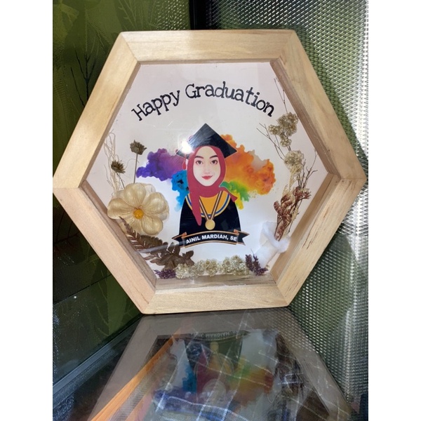 Figura Gift Wisuda Hexagonal