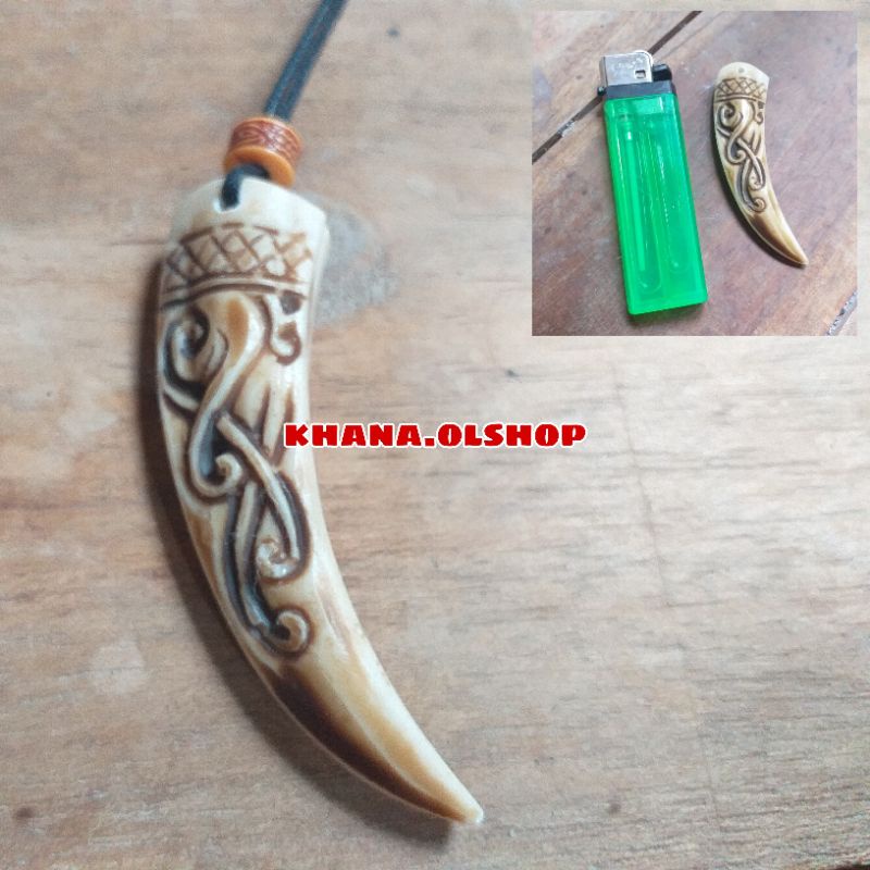 kalung taring babi