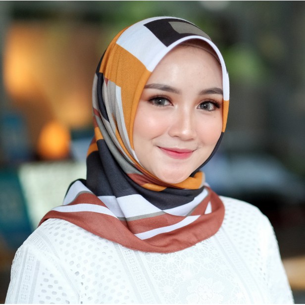 Franda Voal Printed Scarf by Zaneva Hijab l Series Selebgram Nurul Hikmah