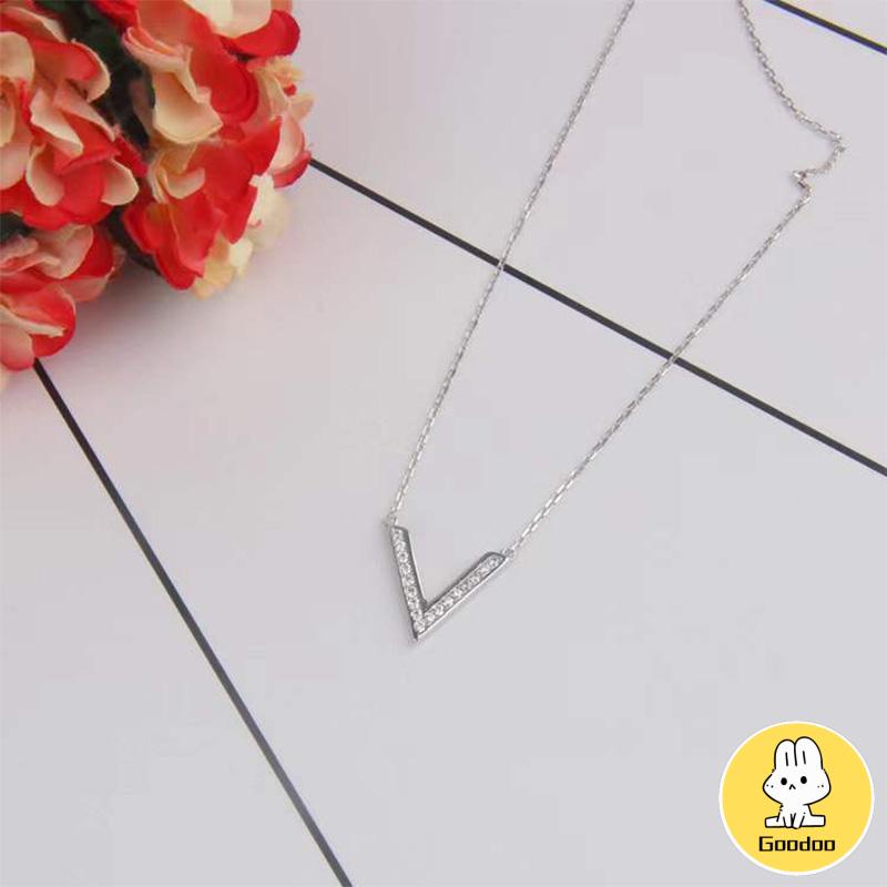 Liontin berbentuk huruf V Wanita Desain Niche Fashion Temperamen Kalung Mewah Ringan -Doo