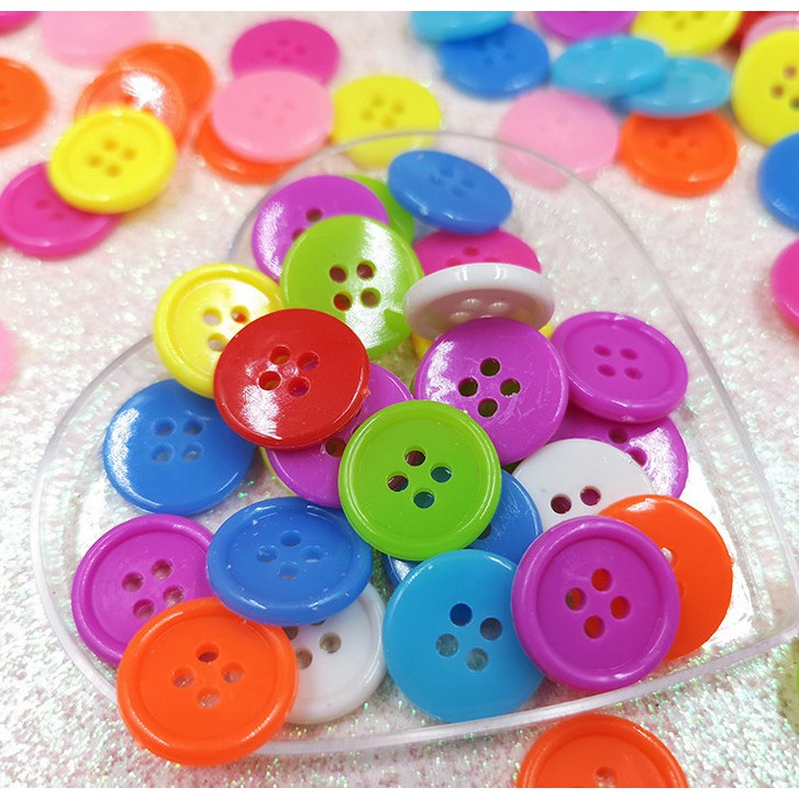 50 Pcs Kancing Bulat 4 Lubang Bahan Akrilik Warna Campur Ukuran 15MM / 20MM Untuk Kerajinan Jahit Scrapbook Handmade DIY