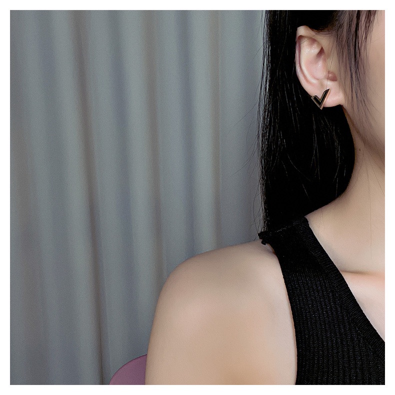 Anting Baja titanium Huruf V Fashion