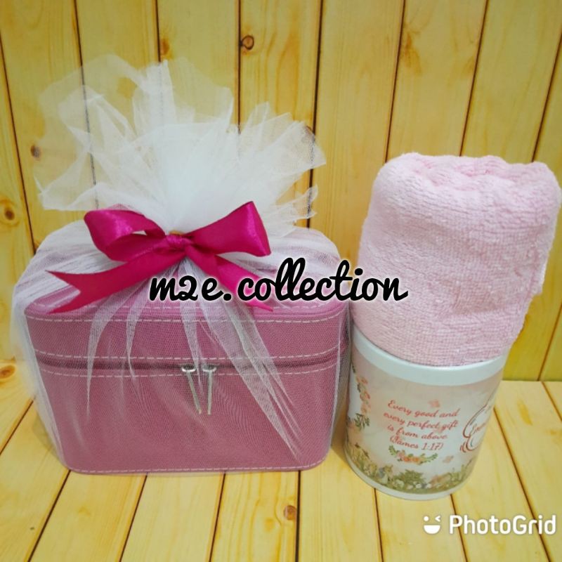 [m2e] Paket Souvenir. Mug Standard. Handuk. Box Kosmetik.