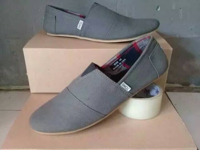 sepatu slip on tom