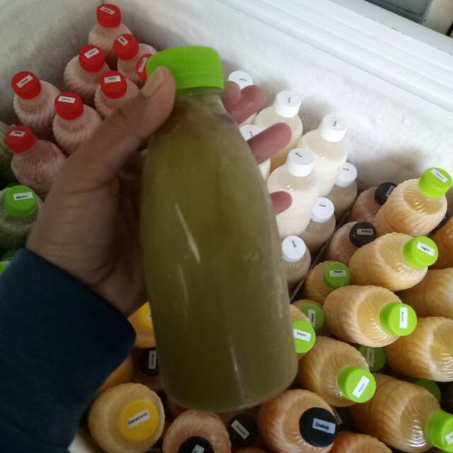 

Minuman jus segar dalam botol ukuran 250 ml