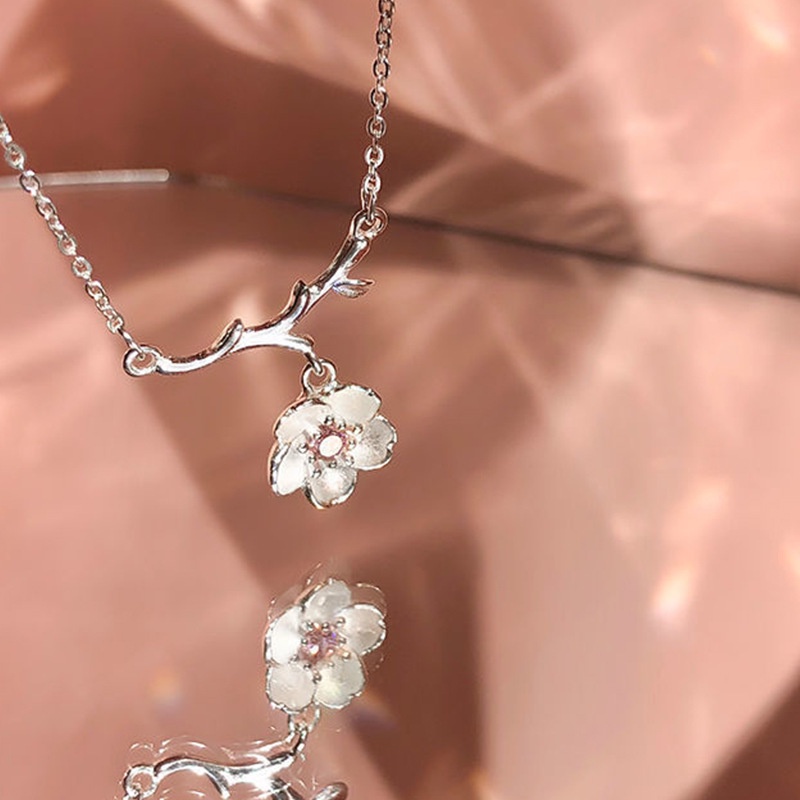 Kalung Rantai Desain Kelopak Bunga Sakura Warna Pink Gaya Korea Untuk Wanita