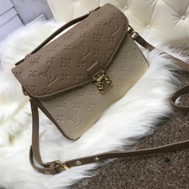 Lv metis pochette emboss
