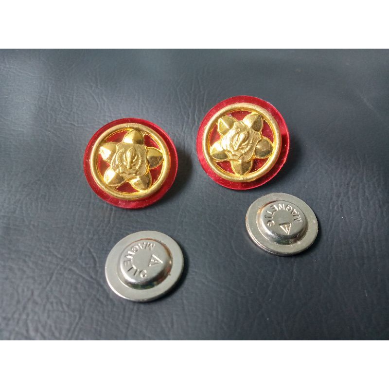 pin monogram gold satpam akrilik ,paku dan magnet