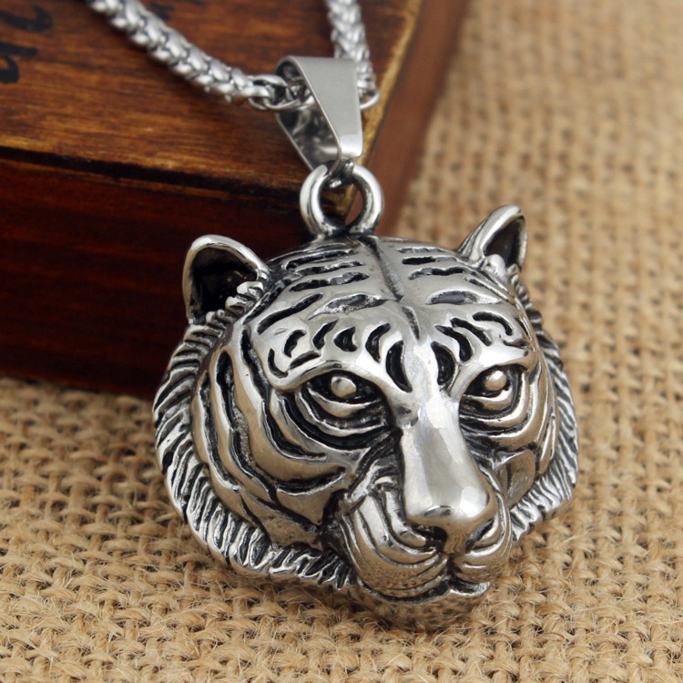 T233 Eropa dan Amerika perhiasan personalized retro tiger head pria titanium baja liontin kalung zod