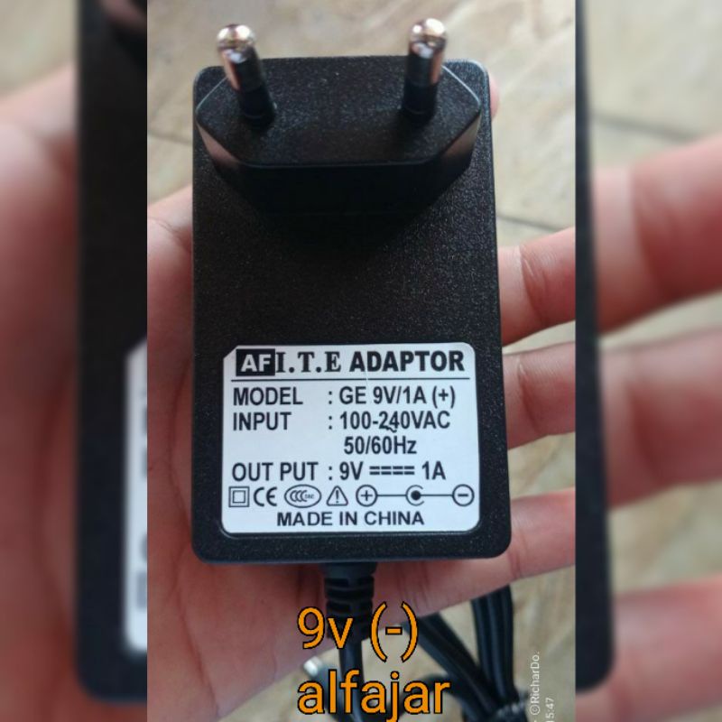 Switching Adaptor Efek Gitar Bass Hartke 9V 1A (-) minus dalam / + diluar Charger 9Volt 1Ampere