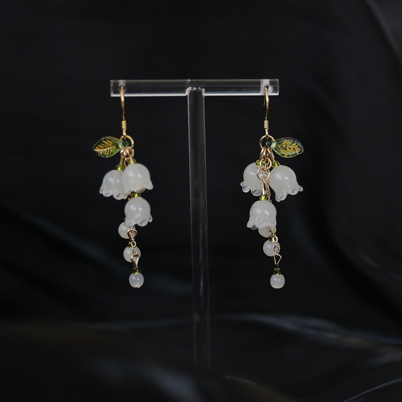 Anting Tusuk Gantung Temperament Desain Bunga Lily Warna Putih Gaya Elegan Untuk Wanita