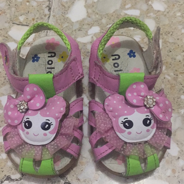Sandal sepatu girl head