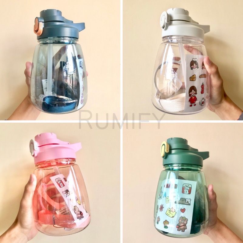 BOTOL MINUM MINI 1300 ML DOUBLE LOCK FREE DIY CUTE STICKER TALI SEDOTAN BOTOL ANAK SEKOLAH KERJA JALAN 1,3 LITER PRAKTIS MURAH SIMPLE KECIL LUCU UNIK IMUT GEMOI UNYU BANJARMASIN KALSEL KALIMANTAN BORNEO | RUMIFY