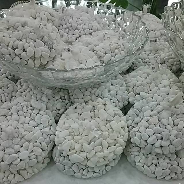 Batu hias kecil putih;