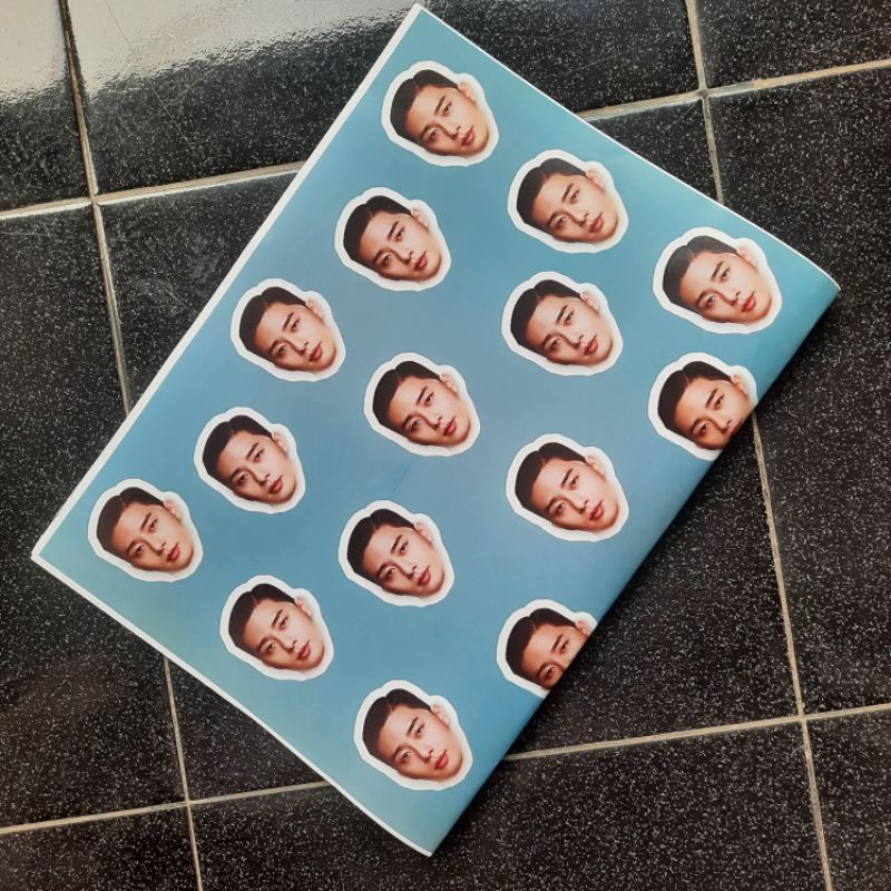 

Kertas Kado Custom / Kertas Kado Unik / Kertas Kado Gambar Orang