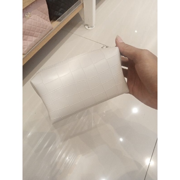 pouch make up MINISO motif kulit buaya