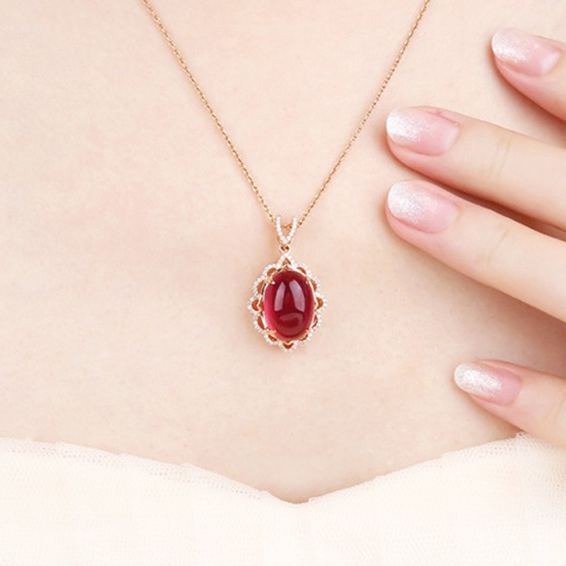 Kalung Dengan Liontin Ruby Warna Rose Gold