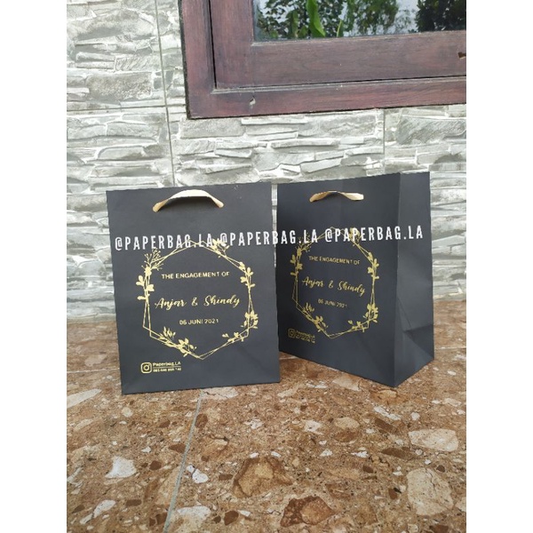 

Sablon paperbag hitam 20 x 10 x 25