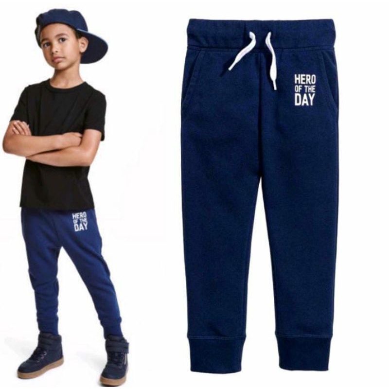 Celana jogger pants anak laki-laki HM size 5-6y. LP 52cm, PC 66cm. Bahan soft fleece. 100% baru.