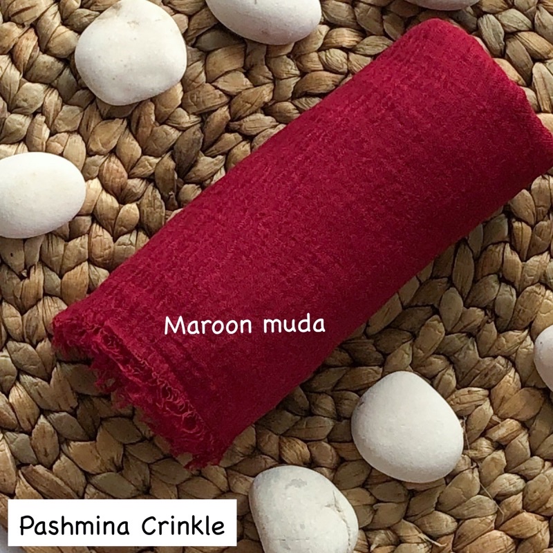 Pashmina crinkle Part 1 Hijab pasmina kusut Lavanya By Azzara-Maroon muda