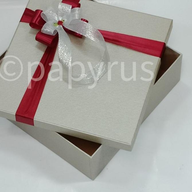 

Promo Kemerdekaan|SQ17|PAPYRUS 30x30 Tinggi 10cm Kotak Kado Gift Box Hadiah KOTA KADO